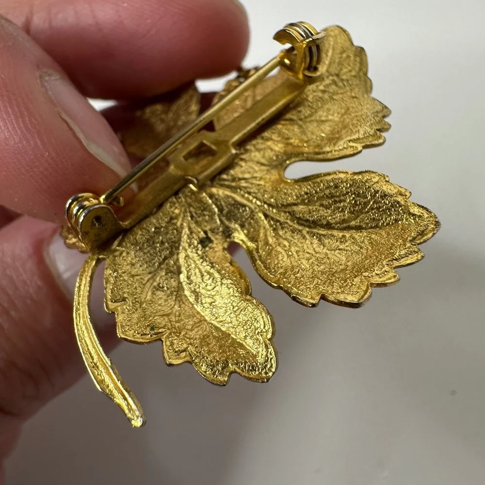 Vintage Green Enamel Leaf Brooch Gold Tone Miraculous Medal Charm Spring‎ Pin